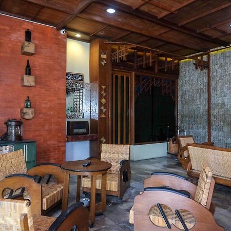 Urbanview Hotel Syariah Wisnugraha By Reddoorz Yogyakarta Exterior photo