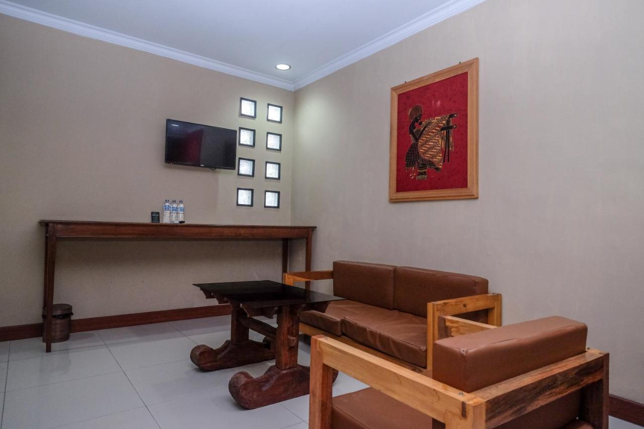 Urbanview Hotel Syariah Wisnugraha By Reddoorz Yogyakarta Exterior photo